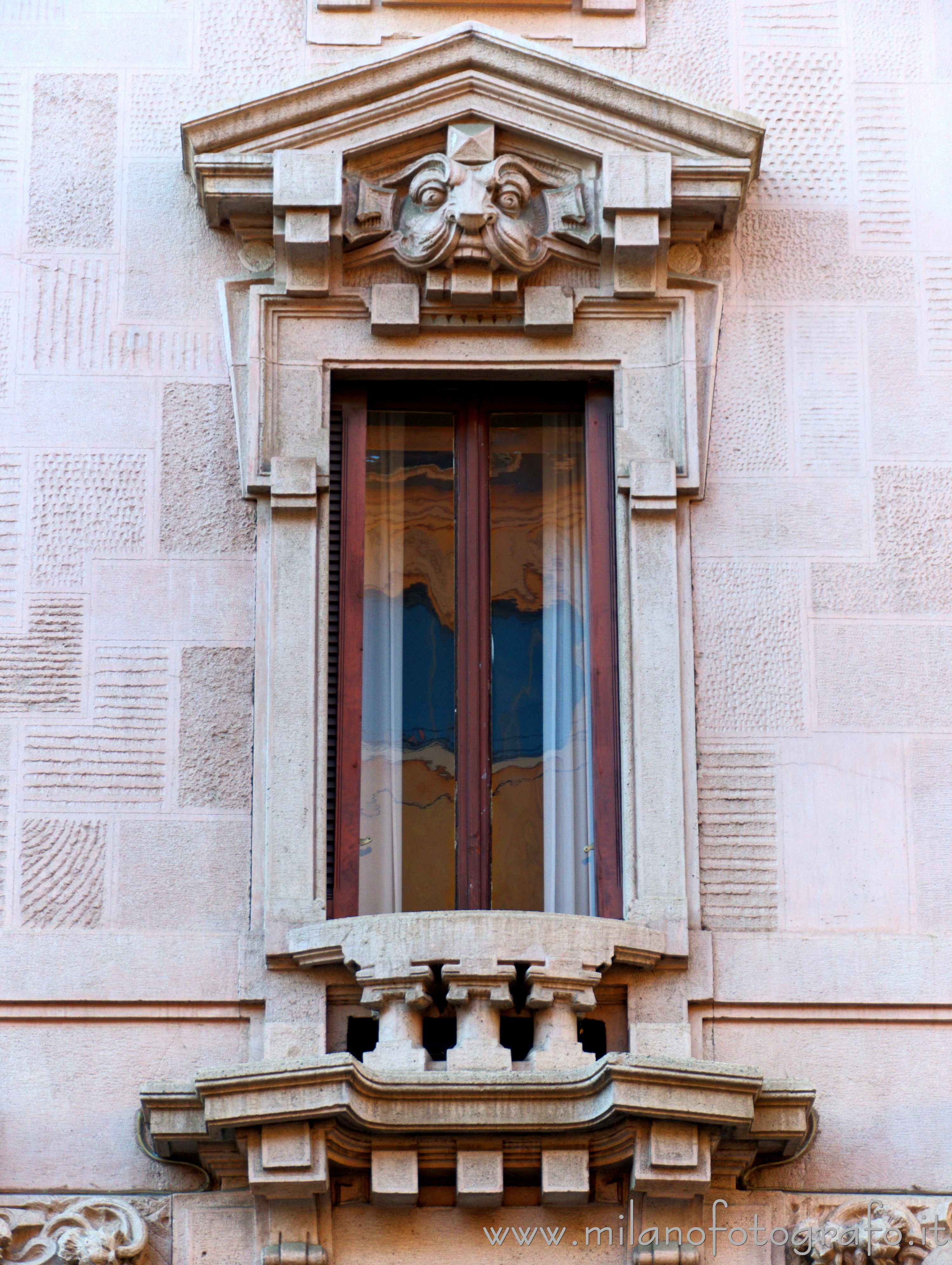 Milano - Balcone liberty nella Prima Prima Casa Berri Meregalli nel Quadrilatero del Silenzio